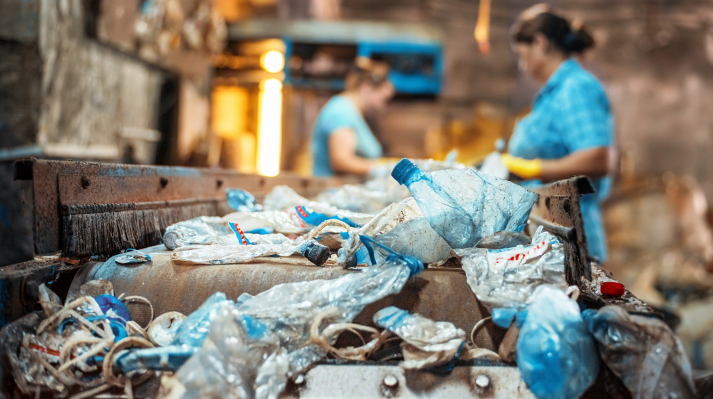 plasticgarbageonaroad.jpg